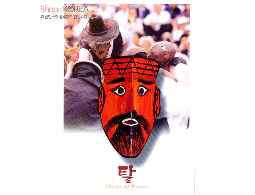 [텍스트: Shop of KOREA 대한민국의 품격까지 전합니다. 탈 Masks of Korea] 붉은 나무질감 전통 탈 중앙 배치, 뒤로 흰 의상과 검은 갓의 탈춤 장면이 흐릿하게 표현된 사진 엽서 디자인
