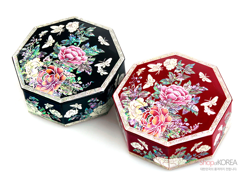 [텍스트: ShopofKOREA 대한민국의 품격까지 전합니다.] 흑색·적색 옻칠 바탕에 자개 상감 기법으로 목단꽃과 나비 문양을 장식한 팔각 나전함 두 점 이미지 표현