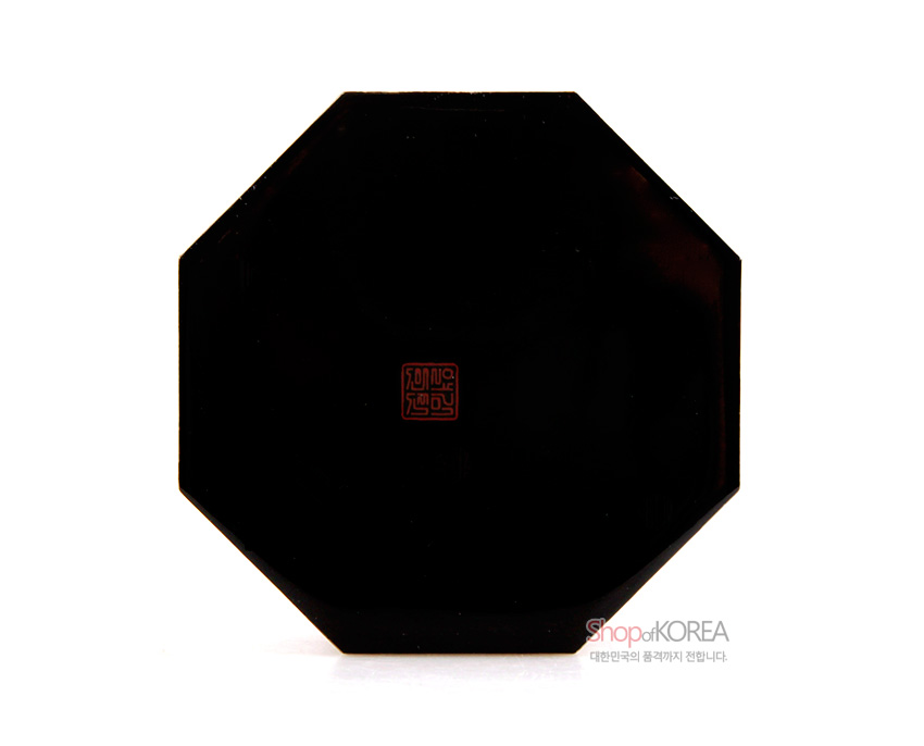 [텍스트: Shop of KOREA 대한민국의 품격까지 전합니다.] 흑색 옻칠 마감 팔각 나전함 바닥 중앙 붉은 각형 인장 문양 장식 모습