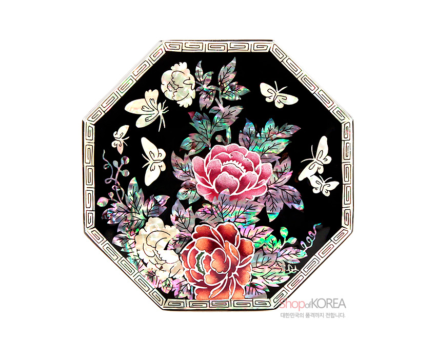 [텍스트: shop of KOREA 대한민국의 품격까지 전합니다.] 흑색 옻칠 바탕 위 자개 상감 기법으로 목단꽃과 나비, 전통 기하문 테두리를 장식한 팔각 나전 문양 이미지