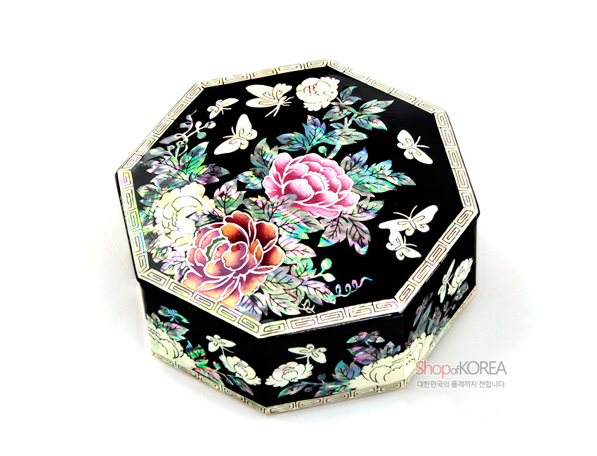 [텍스트: ShopofKOREA 대한민국의 품격까지 전합니다.] 흑색 옻칠 바탕 위 자개 상감 기법으로 목단꽃과 나비 문양을 장식한 팔각 나전 보석함 디자인