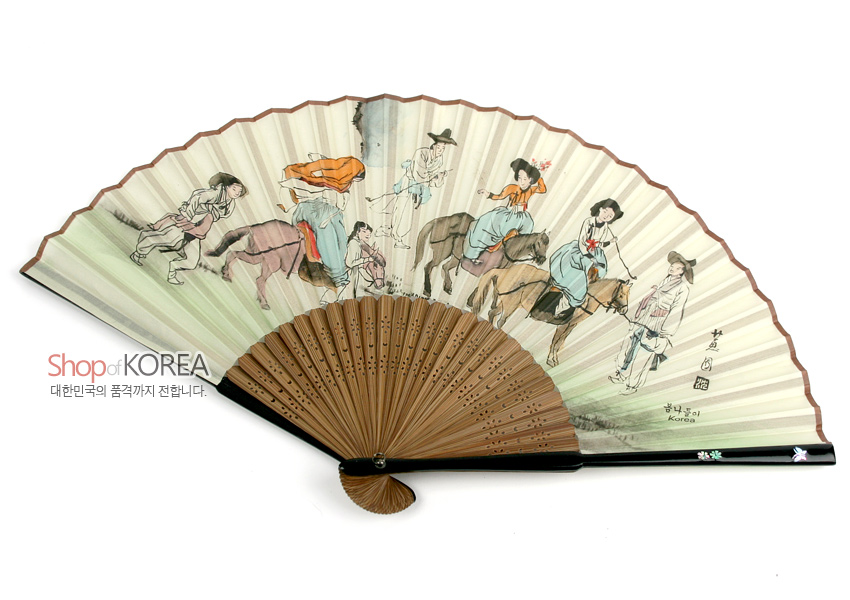 [텍스트: Shop of KOREA 대한민국의 품격까지 전합니다. Korea] 한지 바탕에 청록·주황·연분홍 채색으로 봄나들이 인물과 말 행렬을 그린 민속도, 자개 꽃문양 장식 검은 부챗살과 천공 나무살의 조화가 돋보이는 접선 디자인