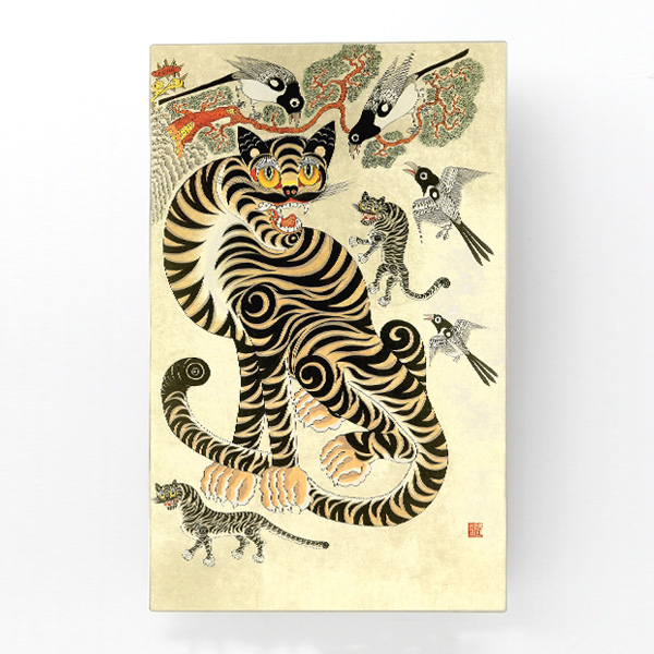 민화 아크릴 액자 - 호작도1 호랑이와 새끼 호랑이, 까치와 소나무를 전통 민화양식으로 그린 직사각형 아크릴 액자, 노랑·검정 호피무늬와 곡선적 문양이 돋보이는 구성