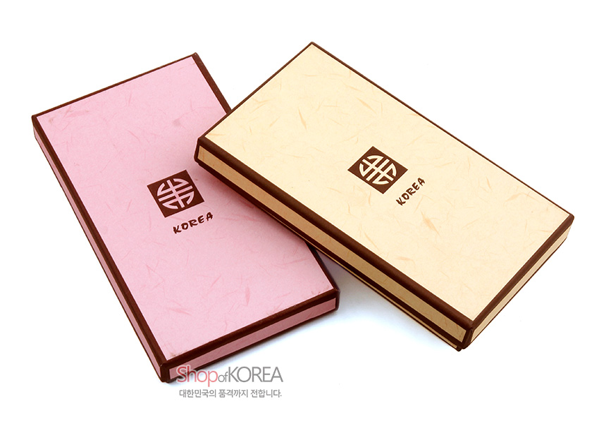 [텍스트: KOREA / Shop of KOREA 대한민국의 품격까지 전합니다.] 한지 질감의 분홍·연노랑색 직사각형 박스, 갈색 테두리와 전통 문양 로고 인쇄 포장 디자인