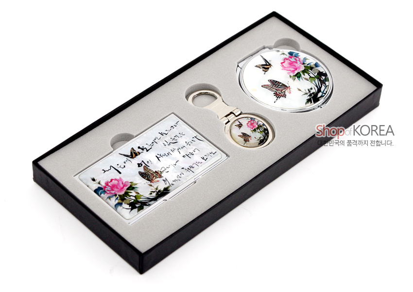 [텍스트: Shop of KOREA 대한민국의 품격까지 전합니다.] 자개 장식 금속 명함집·손거울·열쇠고리 세트, 흰 바탕 위 모란꽃·나비·한글 서예 문양의 화려한 채색 장식