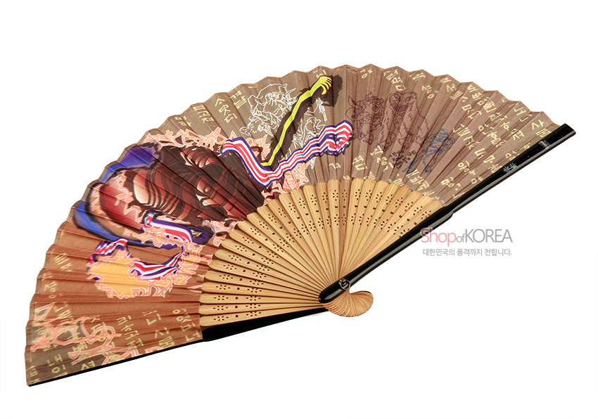 [텍스트: ShopofKOREA 대한민국의 품격까지 전합니다.] 대나무 살대와 갈색 종이로 된 접선, 하회탈 인물과 탈춤 장면, 한글 서체와 번개 형태의 다채로운 선묘가 조화를 이룬 전통 민속 부채 디자인