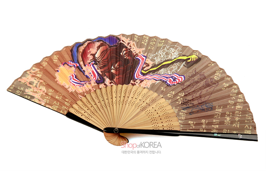 [텍스트: shopofKOREA 대한민국의 품격까지 전달합니다] 갈색 그라데이션 종이와 대나무 살대로 구성, 하회탈 인물과 탈춤 장면, 한글 문자와 선묘가 조화된 전통 민속부채 디자인