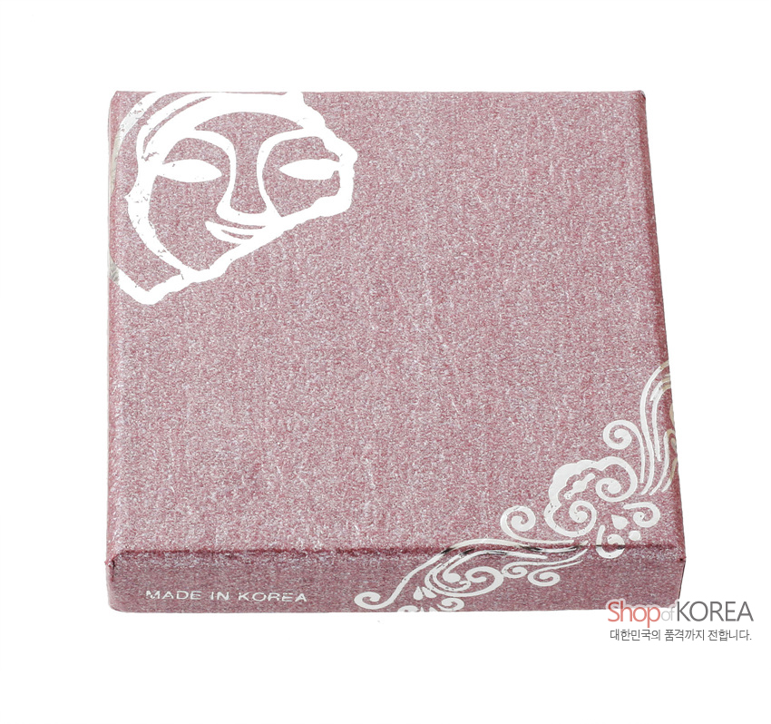 [텍스트: MADE IN KOREA / ShopofKOREA 대한민국의 품격까지 전합니다.] 분홍빛 질감 종이 재질 상자에 백색 선으로 인물 얼굴과 구름무늬를 장식한 전통 문양 포장 케이스 이미지
