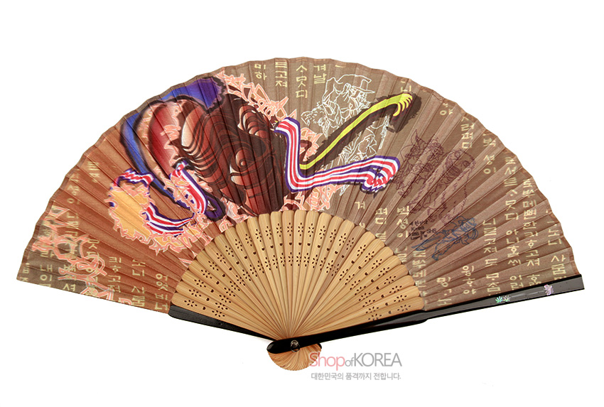 [텍스트: 하회탈, shopofKOREA 대한민국의 품격까지 전합니다.] 대나무 살대 위 갈색 종이 부채, 하회탈 인물과 탈춤 선묘, 전통 한글 서체와 채색 무늬가 조화를 이룬 디자인의 민속 부채 모습