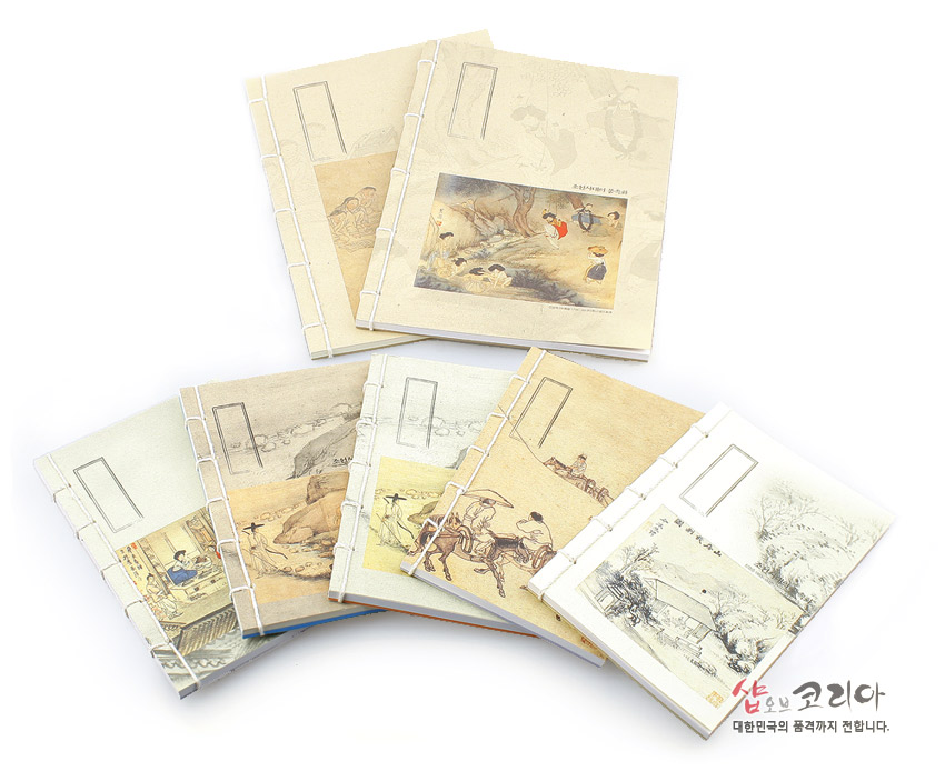 [텍스트: 샵오브코리아 대한민국의 품격까지 전합니다.] 조선시대 풍속화 삽화 인쇄와 전통 한지 질감, 실 노출 재봉 제본이 돋보이는 다양한 색조의 전통 연습장 세트 이미지 설명
