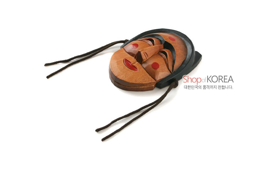 [텍스트: Shop of KOREA 대한민국의 품격까지 전해합니다.] 원목 조각 위에 갈색 목재결, 흑색 머리 장식과 테두리, 붉은 볼 점과 입술 채색이 돋보이는 하회 부네탈 형상