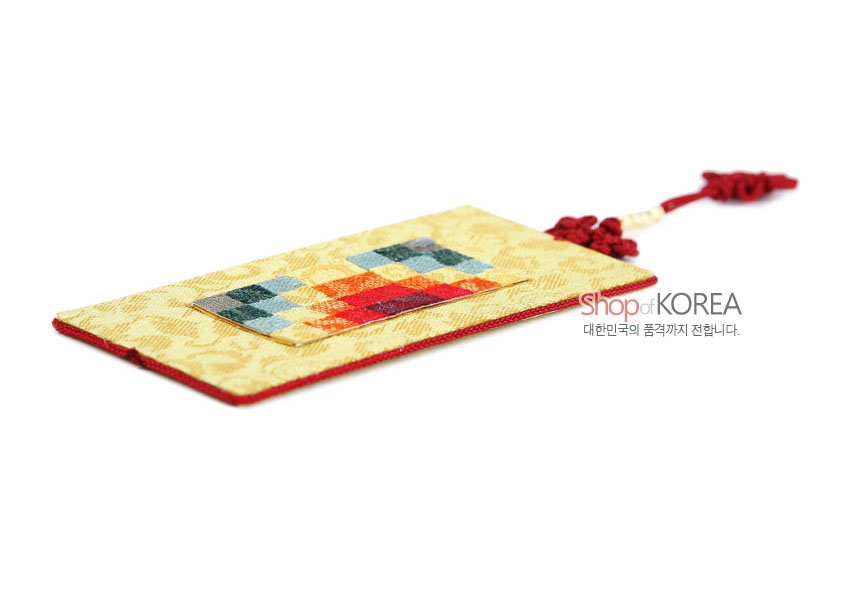 [텍스트: Shop of KOREA / 대한민국의 품격까지 전합니다.] 황색 전통 문양 비단 바탕에 다색 조각보 누비 장식과 붉은 전통 매듭 술이 조화를 이룬 책갈피 이미지