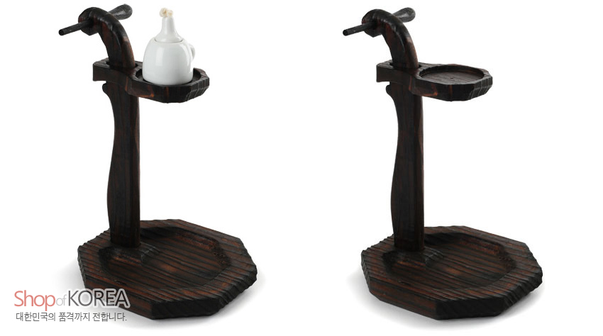 [텍스트: ShopofKOREA 대한민국의 품격까지 전합니다.] 짙은 갈색 천연 목재에 수공 조각 기법을 더한 곡선 기둥과 팔각 받침, 백색 도자기 호롱의 대비가 돋보이는 전통 호롱불 세트 구성
