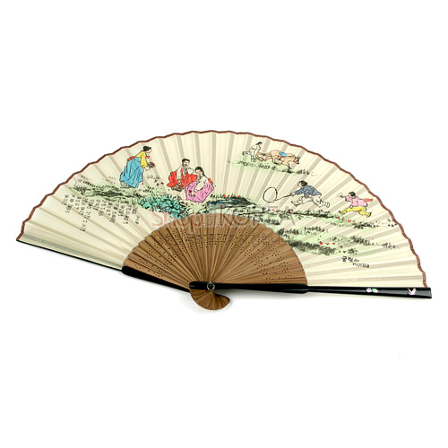 [텍스트: 굴렁쇠놀이] 대나무 살 위 한지 재질 접선형 부채, 민속 복식 인물과 굴렁쇠놀이 장면을 담은 채색 민화풍 그림, 부채살과 끝부분의 단색 포인트 장식 특징