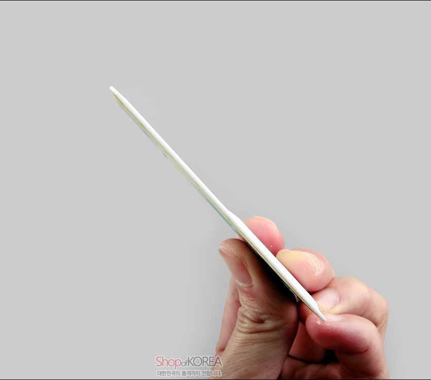 [텍스트: Shop of KOREA 대한민국의 품격까지 전합니다] 옆면에서 본 초슬림 카드형 USB를 손가락으로 집어 든 모습, 매끈한 표면과 얇은 두께감이 강조된 이미지 설명