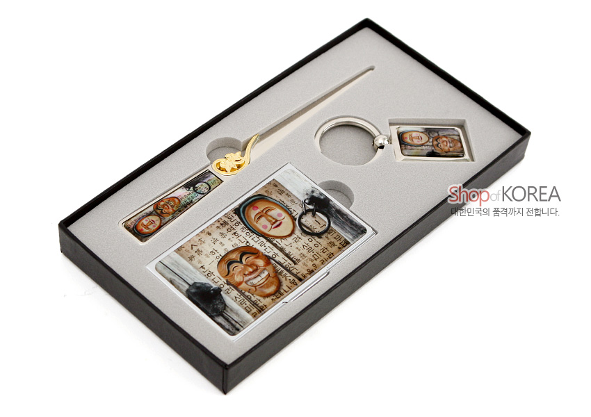 [텍스트: Shop of KOREA, 대한민국의 품격까지 전합니다.] 금속 재질 위에 하회탈 3종과 한글 서체 문양을 컬러 인쇄한 명함집·열쇠고리·편지칼 세트 이미지