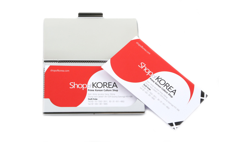 [텍스트: ShopofKOREA, Prime Korean Culture Shop, shopofkorea.com] 금속 재질의 미니멀한 명함집과 붉은색·흰색 대비가 돋보이는 곡선 패턴 명함 카드 이미지