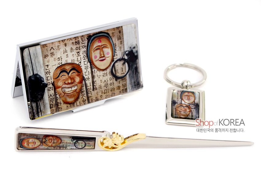 [텍스트: Shop of KOREA / 대한민국의 품격까지 전합니다.] 금속 재질 위 하회탈 3종과 한글 서체를 컬러 인쇄한 명함집·열쇠고리·편지칼 세트 이미지 설명