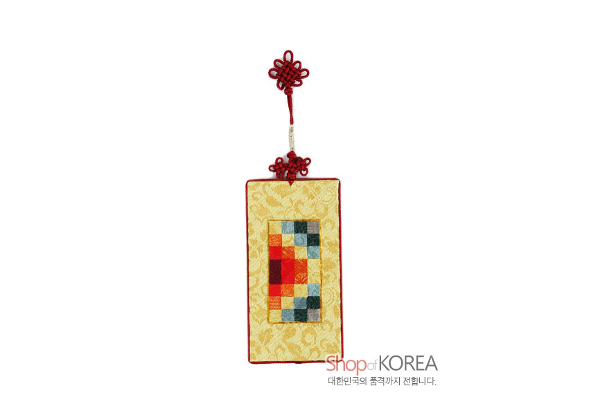 [텍스트: Shop of KOREA / 대한민국의 품격까지 전합니다.] 황색 비단 바탕에 전통 문양을 넣고 중앙에 다색 조각보 누비 장식을 더한 직사각 책갈피와 붉은 전통 매듭 장식 구성