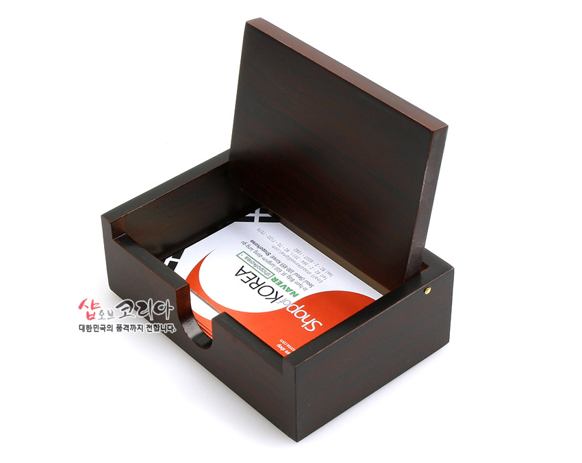 [텍스트: 샵오브코리아 대한민국의 품격까지 전합니다 shopKOREA] 짙은 밤색 옻칠 마감의 직사각형 나무 명함함, 깔끔한 선과 황동 경첩 디테일이 돋보이는 실내 소품 디자인