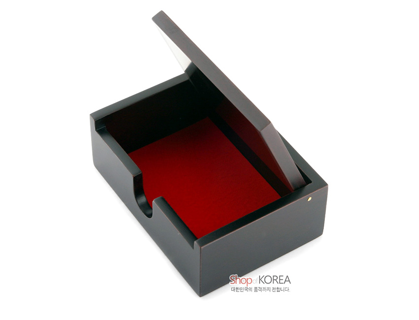 [텍스트: Shop OF KOREA 대한민국의 품격까지 전합니다.] 짙은 밤색 옻칠 목재 외관과 붉은 내피가 대비되는 단정한 직사각 명함함 디자인