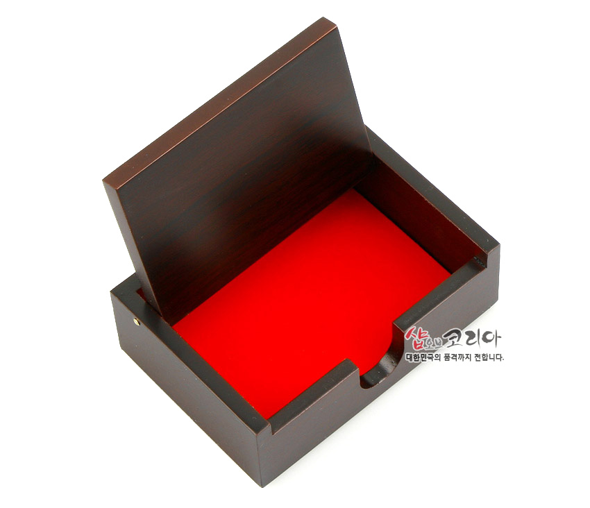 [텍스트: 샵오브코리아 대한민국의 품격까지 전합니다.] 짙은 갈색 옻칠 나무 재질에 내부 선명한 적색 바닥 처리된 단순 형태 명함함 디자인