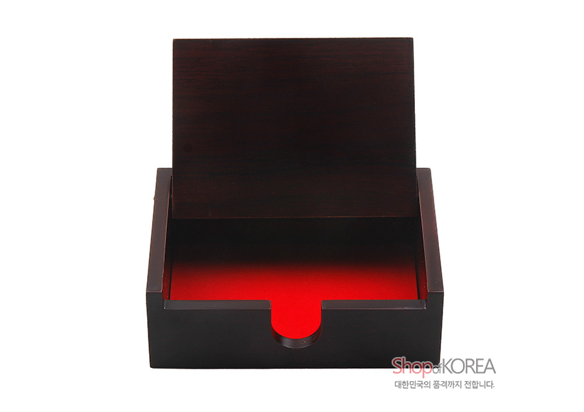 [텍스트: ShopofKOREA 대한민국의 품격까지 전합니다.] 짙은 갈색 옻칠 외관과 붉은 내피가 대조를 이루는 직사각형 나전칠기 명함함 내부 모습