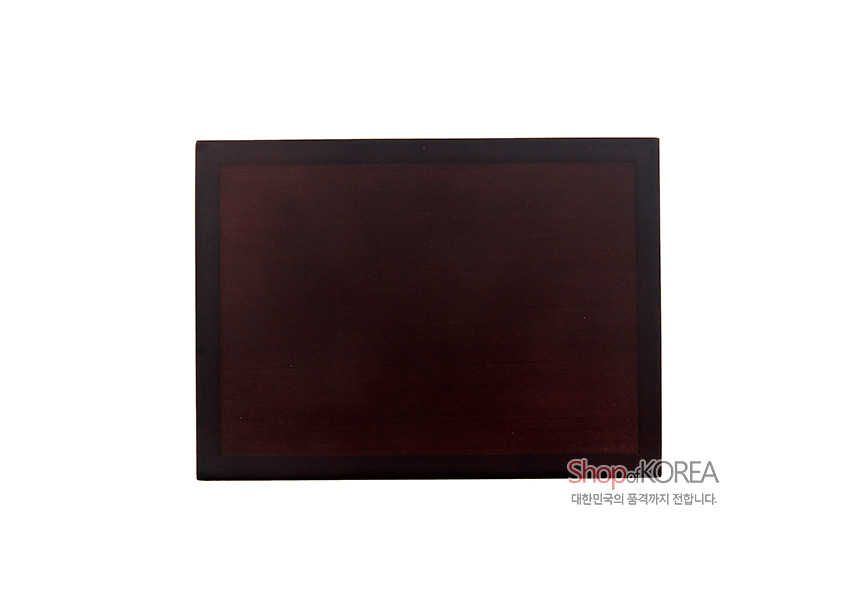 [텍스트: Shop of KOREA, 대한민국의 품격까지 전합니다.] 짙은 밤색 옻칠 처리된 직사각형 나무 명함함 바닥면 모습, 장식 없는 단색 광택 마감 처리