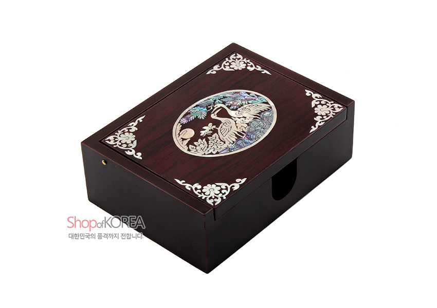 [텍스트: Shop of KOREA 대한민국의 품격까지 전달합니다.] 짙은 밤색 옻칠 바탕에 자개 상감으로 송학과 소나무를 넣고 모서리에 백색 초화문을 장식한 직사각 명함함 이미지