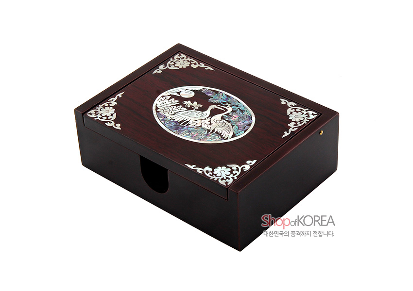 [텍스트: ShopofKOREA 대한민국의 품격까지 전합니다.] 짙은 밤색 옻칠 바탕에 원형 자개 상감 송학과 소나무, 구름 문양과 모서리 백색 초화문을 넣은 나전칠기 명함함 디자인
