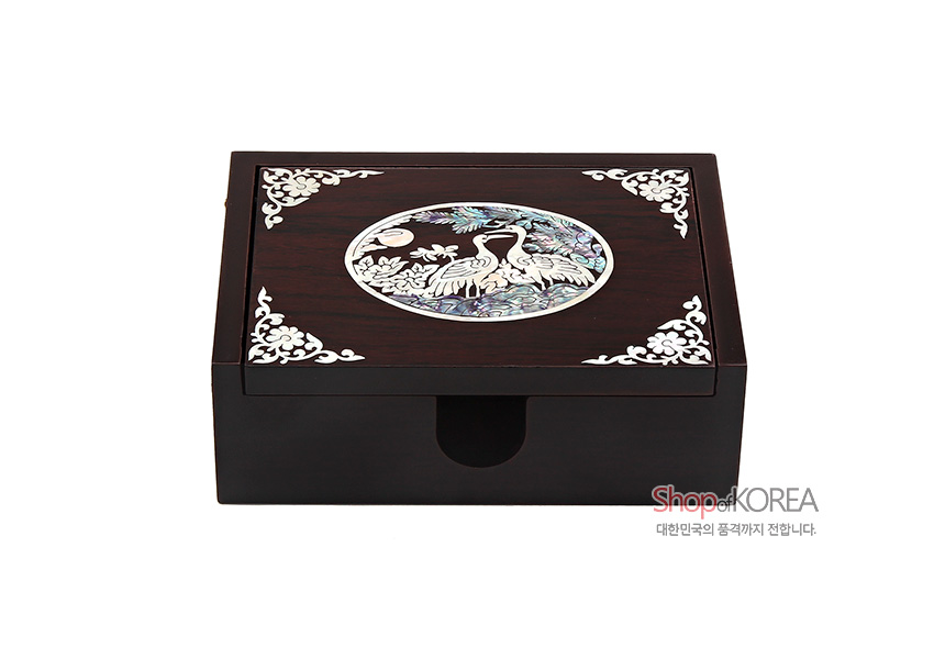 [텍스트: Shop of KOREA 대한민국의 품격까지 전합니다.] 짙은 밤색 옻칠 바탕 위에 자개 상감 원형 송학과 소나무, 구름 문양을 넣고 모서리에 백색 초화문을 장식한 나전칠기 명함함