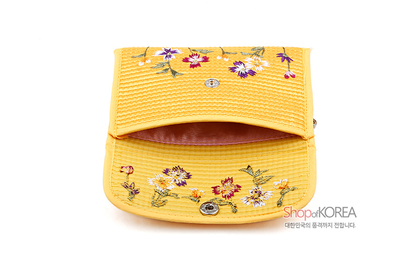 [텍스트: Shop of KOREA 대한민국의 품격까지 전합니다] 노란색 누비 천에 보라·빨강·흰색 꽃 자수와 금속 똑딱이 단추가 돋보이는 동전지갑 디자인