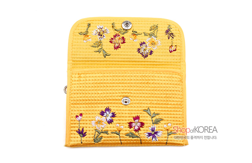 [텍스트: ShopofKOREA 대한민국의 품격까지 전합니다.] 노란색 누비 원단 위에 보라·빨강·흰색 꽃과 초록 줄기를 섬세한 자수 기법으로 놓은 사각 똑딱이 동전지갑 디자인