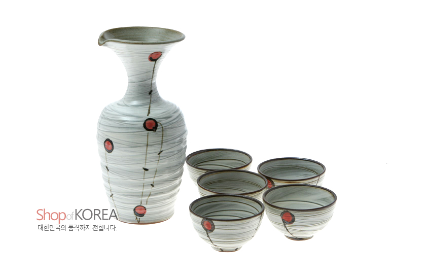 [텍스트: Shop of KOREA 대한민국의 품격까지 전합니다.] 백자 질감 도자기 재질, 회백색 바탕에 회색 선묘와 붉은 열매·줄기 문양이 둘러진 술병과 술잔 세트 이미지 설명