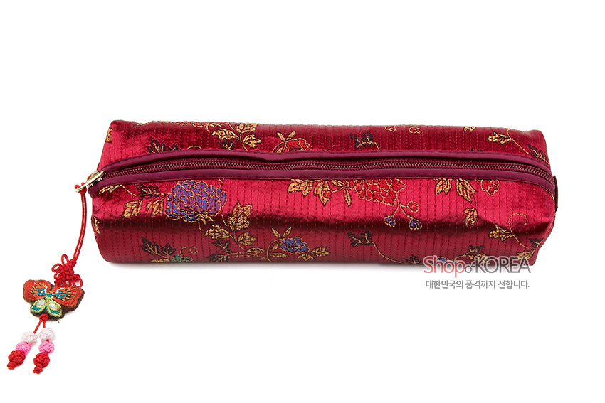 [텍스트: Shop of KOREA 대한민국의 품격까지 전합니다.] 적갈색 누비 비단에 금사로 수놓은 꽃과 나뭇잎 전통문양, 지퍼 여밈과 꽃매듭 장식이 더해진 직사각형 필통 이미지 설명
