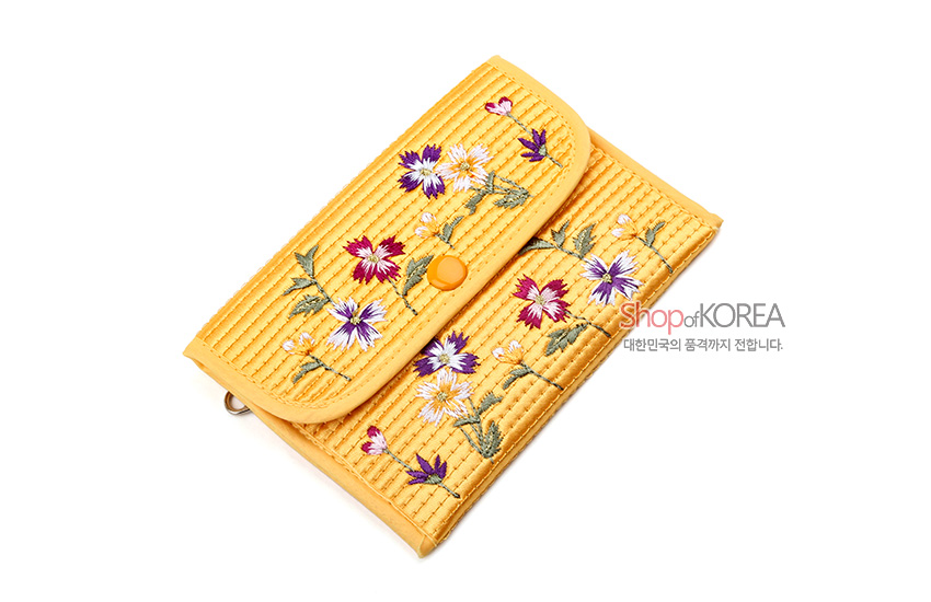 [텍스트: shopofKOREA 대한민국의 품격까지 전합니다.] 노란색 누비 천에 보라·빨강·흰색 꽃과 초록 줄기를 자수한 똑딱이 여밈 동전지갑 디자인