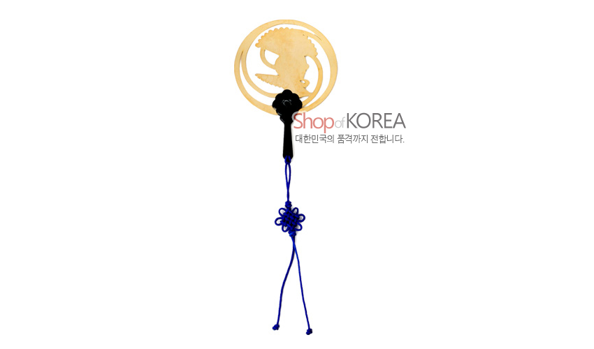 [텍스트: Shop of KOREA 대한민국의 품격까지 전합니다.] 금색 금속 원형 틀에 부채춤 인물 문양을 오려낸 장식과 청색 전통 매듭 끈이 조화를 이루는 책갈피형 메모홀더 디자인