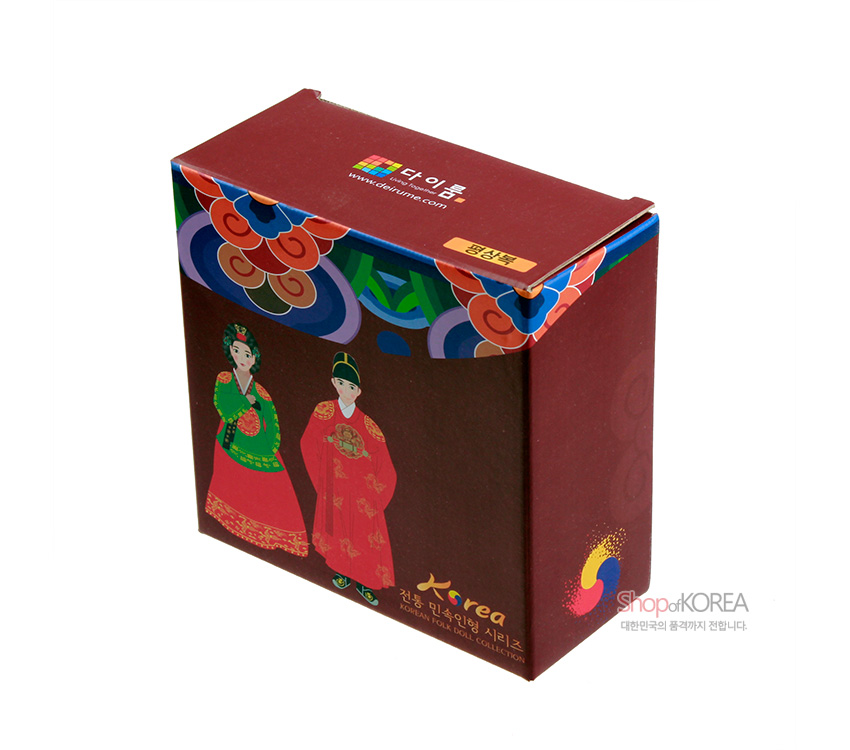 [텍스트: 다아름, www.daarum.com, 명장품, Korea 전통 민속인형 시리즈 KOREAN FOLK DOLL COLLECTION] 자주색 박스에 전통혼례 한복 차림 남녀 일러스트와 오방색 단청 문양이 인쇄된 패키지 디자인 이미지