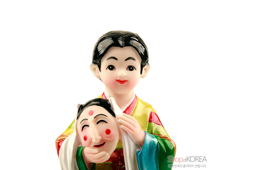 [텍스트: ShopofKOREA 대한민국의 품격까지 전합니다] 채색 도자 재질의 탈춤 여성 인형, 오색 한복과 손에 든 전통 가면의 대비가 돋보이는 장식 인형 모습