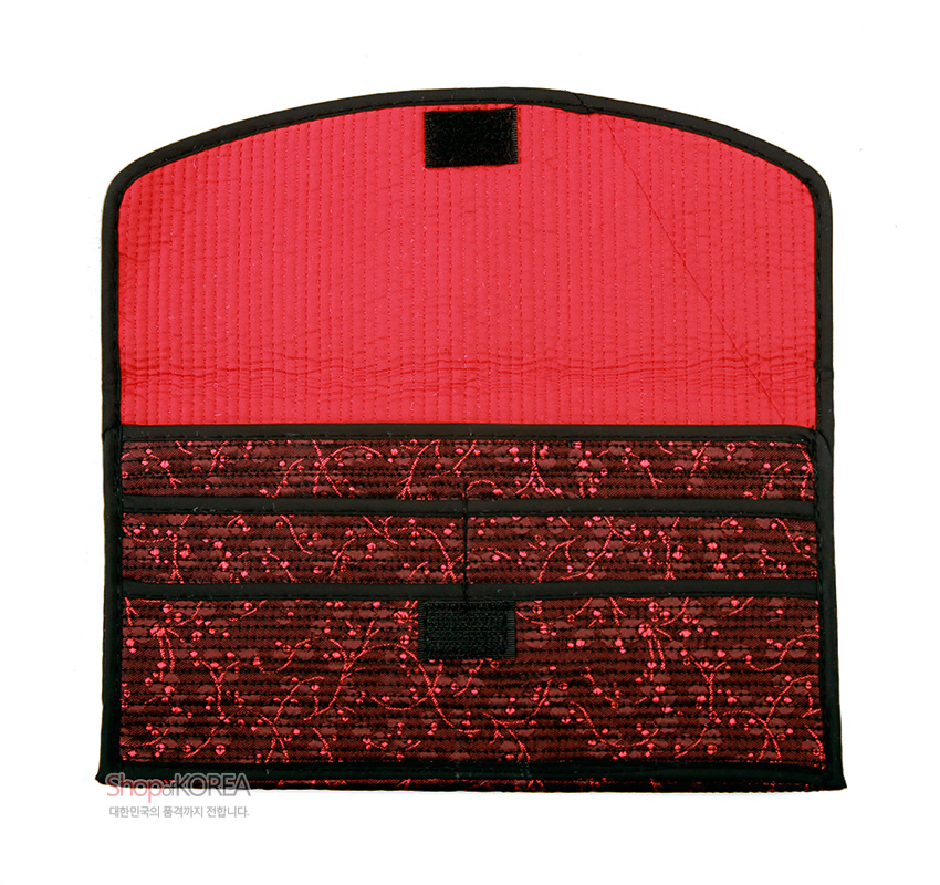 [텍스트: ShopofKOREA 대한민국의 품격까지 전합니다.] 붉은 비단 누빔 안감과 흑색 테두리, 잔잔한 덩굴무늬 자수 장식 카드 수납형 장지갑 디자인