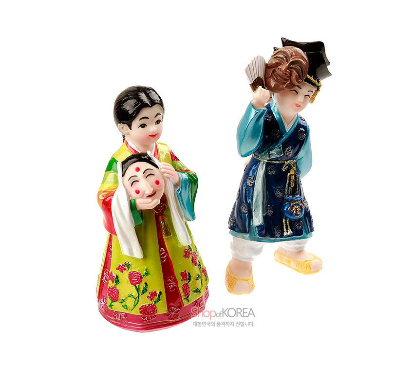 [텍스트: ShopofKOREA 대한민국의 품격까지 전합니다.] 채색 도자 재질의 탈춤 남녀 인형, 꽃문양 한복과 부채·탈 소품, 선명한 적·황·청색 대비의 전통 민속 인형 장식
