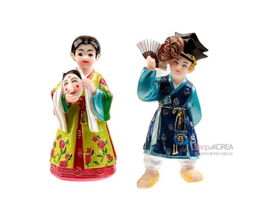 [텍스트: ShopofKOREA 대한민국의 품격까지 전합니다.] 채색 도자 재질의 남녀 탈춤 인형, 꽃문양 한복과 부채·탈 장식을 선명한 색감으로 표현한 전통 공예 인형 세트 묘사