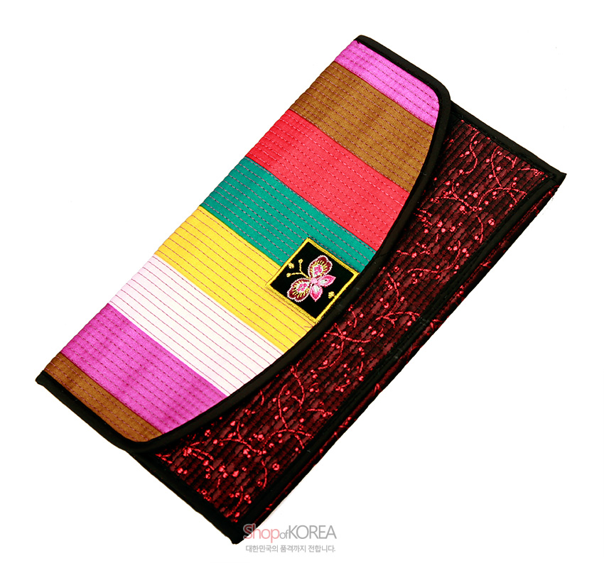 [텍스트: shopofKOREA 대한민국의 품격까지 전달합니다.] 색동 비단 누빔과 검정 테두리 조합, 중앙 나비 자수 장식과 붉은 자수 패턴이 어우러진 장지갑 디자인