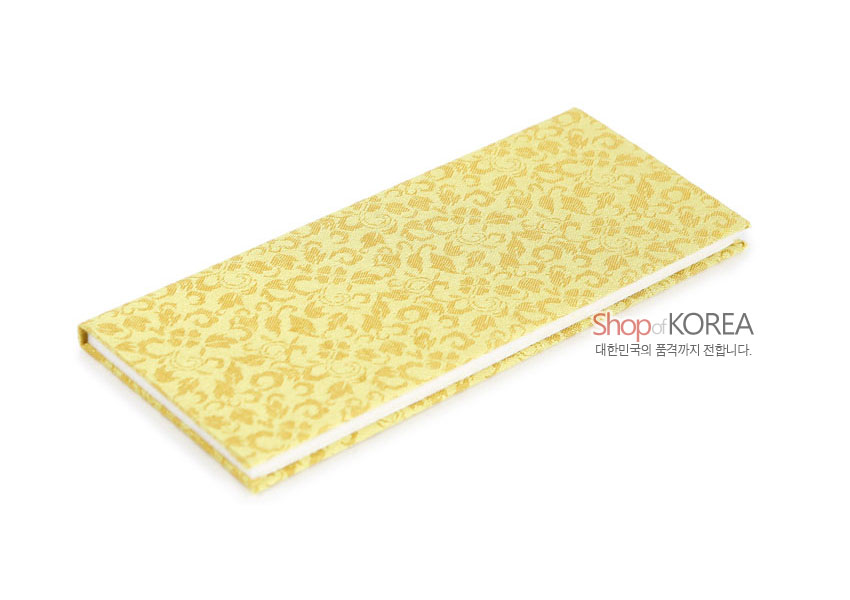 [텍스트: Shop of KOREA 대한민국의 품격까지 전합니다.] 황색 비단 재질에 전통 문양이 은은하게 짜여진 직사각 형태 책갈피 이미지 설명