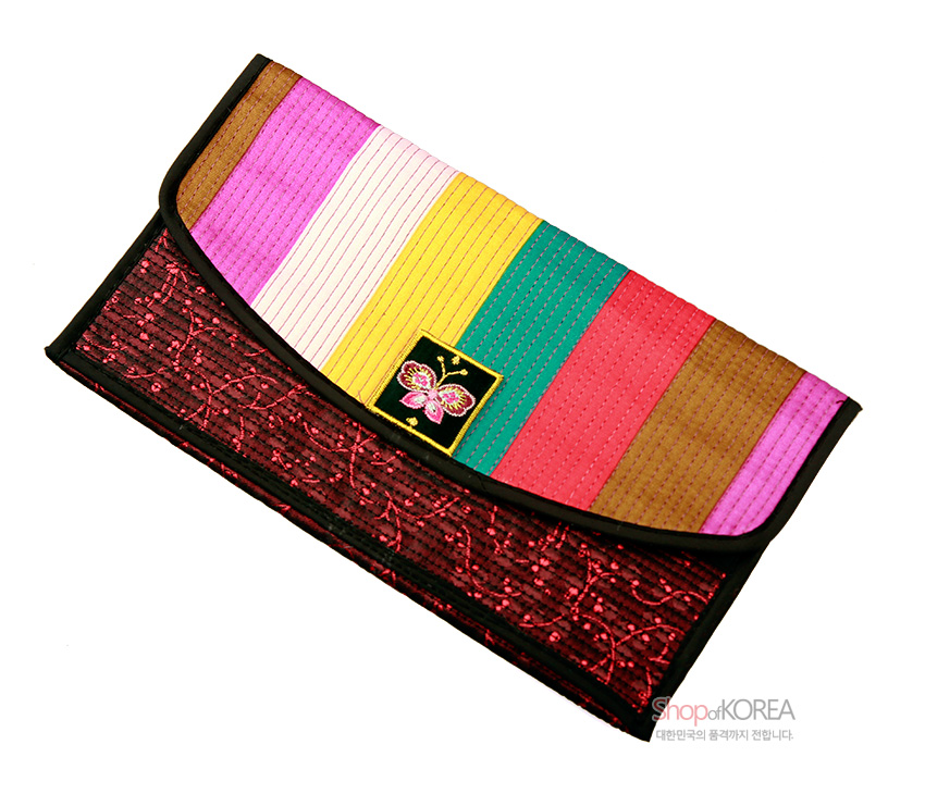 [텍스트: shopofKOREA 대한민국의 품격까지 전합니다.] 색동 누비 비단과 붉은 자수 문양 원단이 조화된 장지갑, 중앙 나비 자수 패치와 검정 테두리 마감 디자인