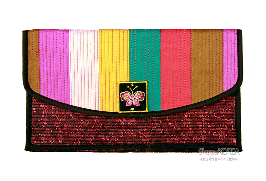 [텍스트: Shop of KOREA 대한민국의 품격까지 전합니다] 색동 비단 누비 기법의 장지갑, 중앙 나비 자수 장식과 붉은 누빔 자수 바탕, 흑색 테두리 마감 디자인