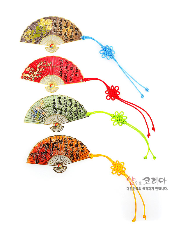 [텍스트: 샵오브코리아 대한민국의 품격까지 전합니다.] 컬러 대나무 반달 부채 형태에 훈민정음 서체와 사군자 문양을 담고 색실 전통 매듭끈을 더한 책갈피 이미지 설명
