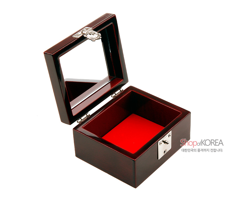 [텍스트: ShopofKOREA 대한민국의 품격까지 전합니다.] 붉은 옻칠 사각 나전 주합 보석함, 내부 붉은 바닥과 은색 금속 경첩·잠금장치, 뚜껑 안쪽 거울 장식 모습