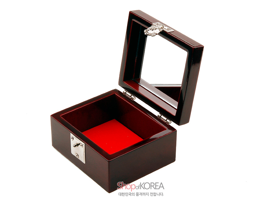 [텍스트: Shop of KOREA 대한민국의 품격까지 전합니다.] 붉은 옻칠 마감 사각 주합 보석함, 은색 금속 잠금장식과 거울 뚜껑, 선명한 적색 내피 구성