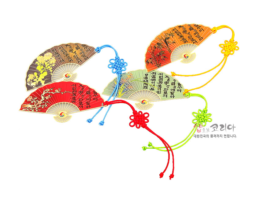 [텍스트: 샵오브코리아 대한민국의 품격까지 전합니다.] 대나무 결을 표현한 반달 부채 모양 금속 책갈피에 훈민정음 서체와 대나무·매화·국화 문양, 원색 실의 전통 매듭 장식이 조화를 이룬 구성